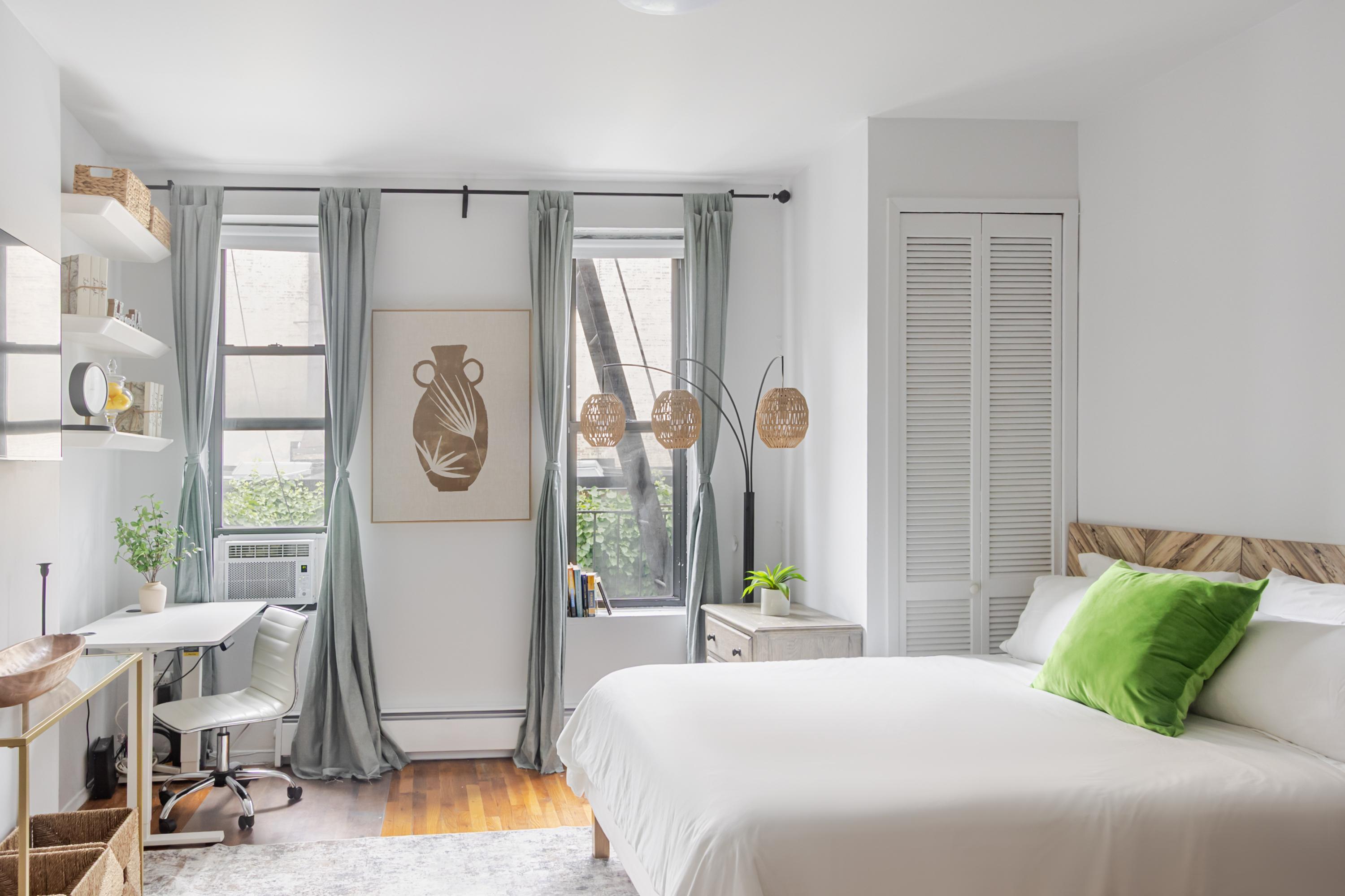 W WASHINGTON PLACE 2, GREENWICH VILLAGE - CHARMING CLASSIC STUDIO