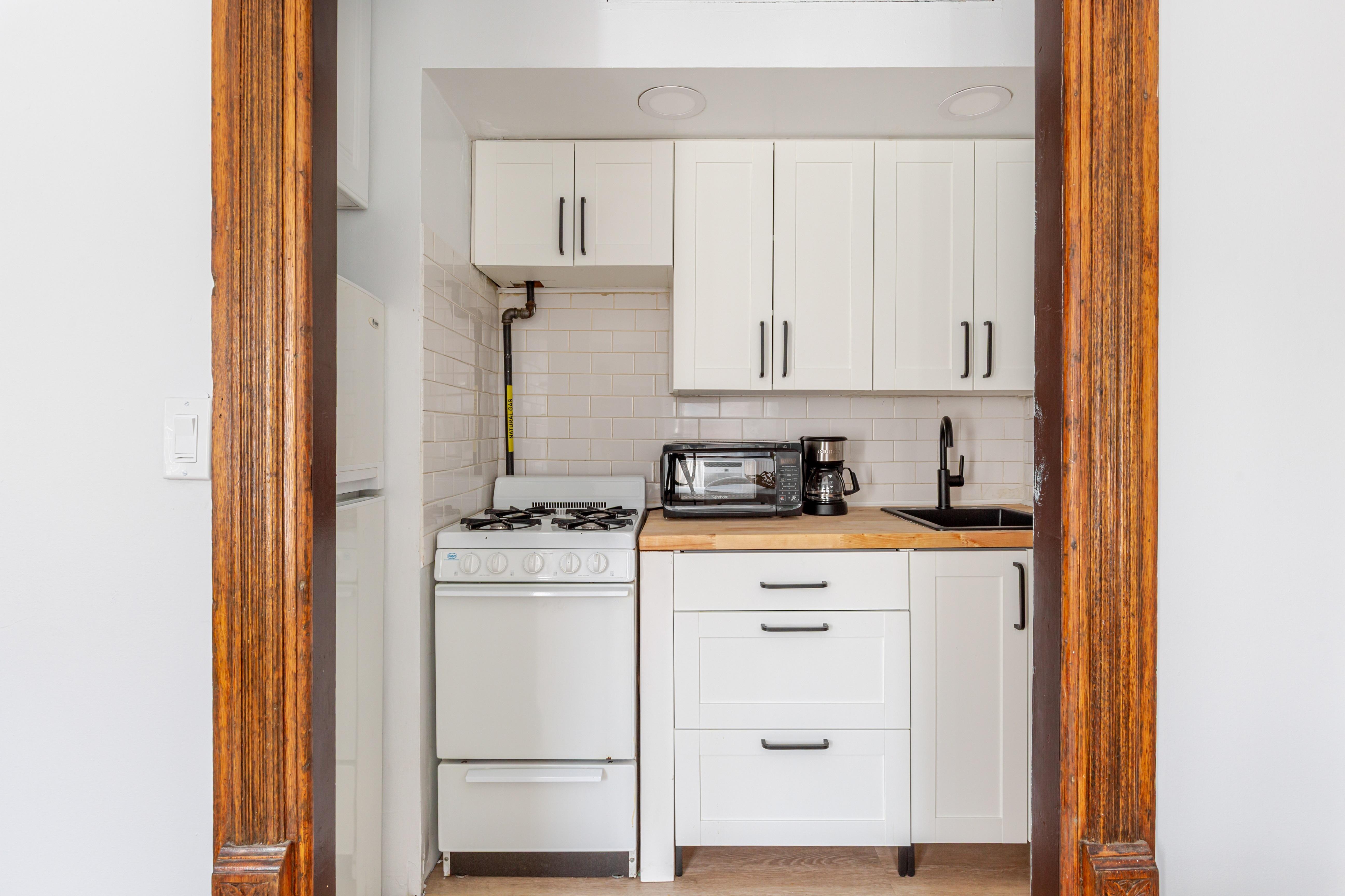 WAVERLY STREET, WEST VILLAGE - POLISHED ONE-BEDROOM