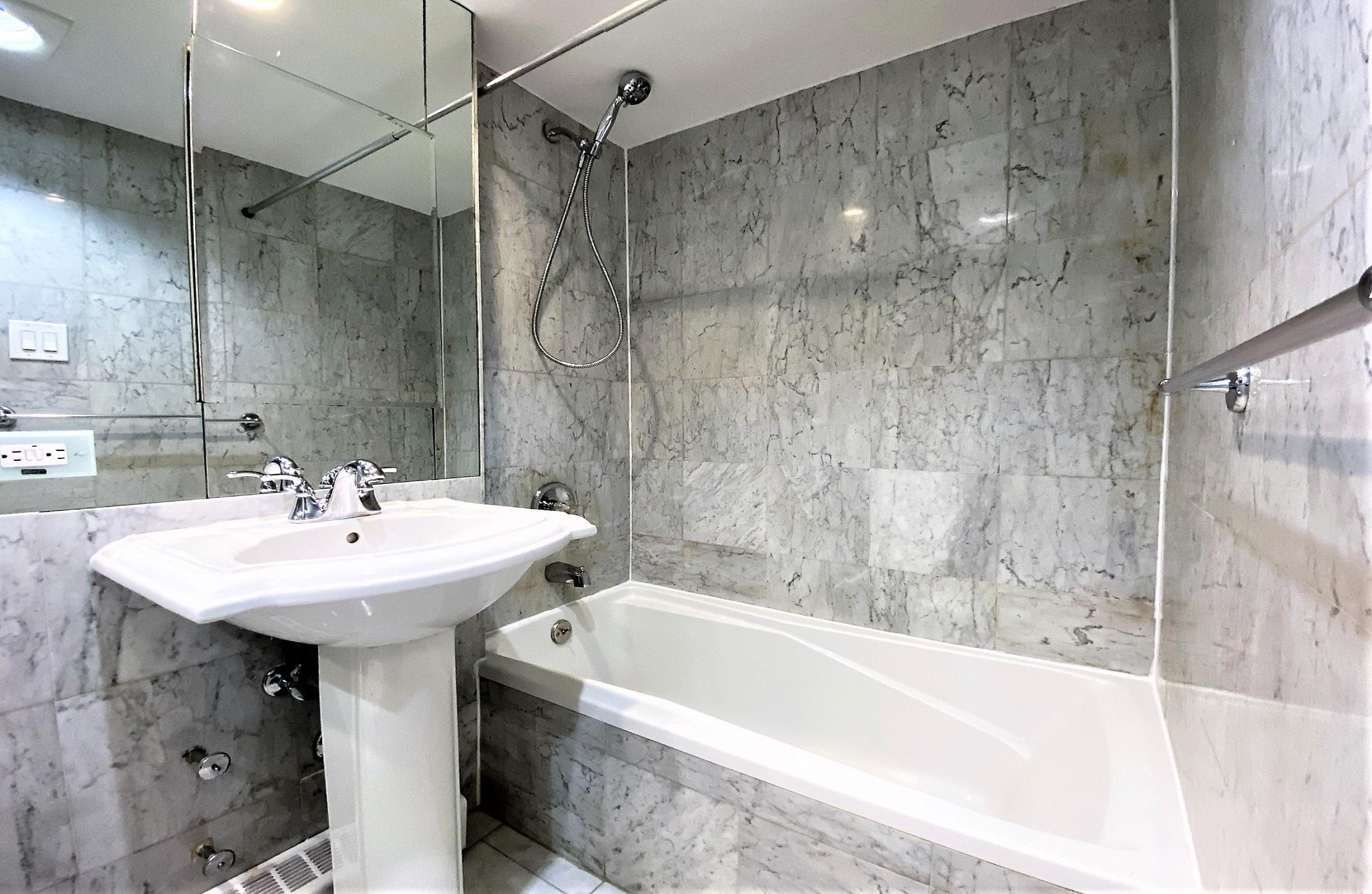 W 58TH STREET, MIDTOWN - COZY STUDIO AVAILABLE