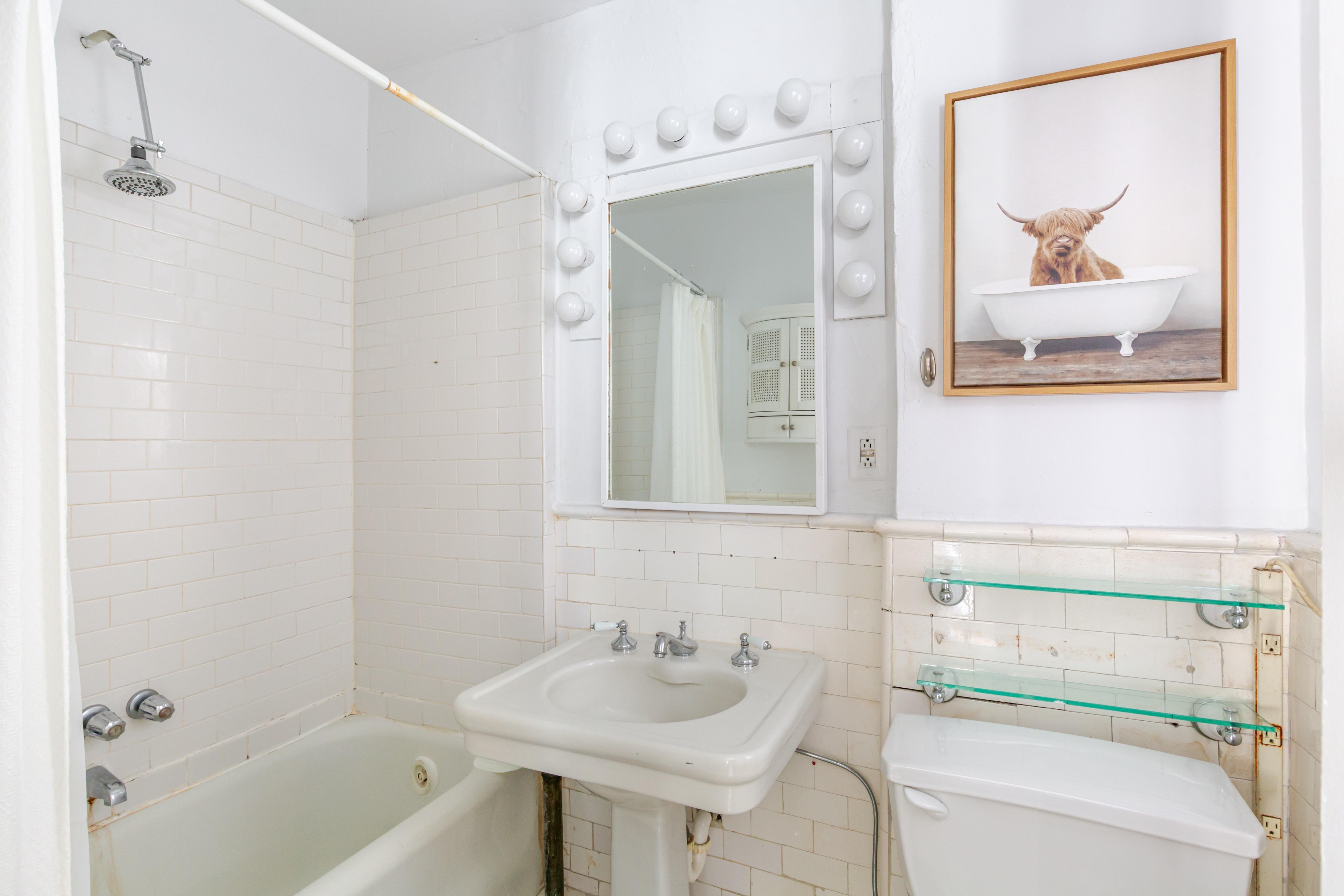 WAVERLY STREET, WEST VILLAGE - POLISHED ONE-BEDROOM