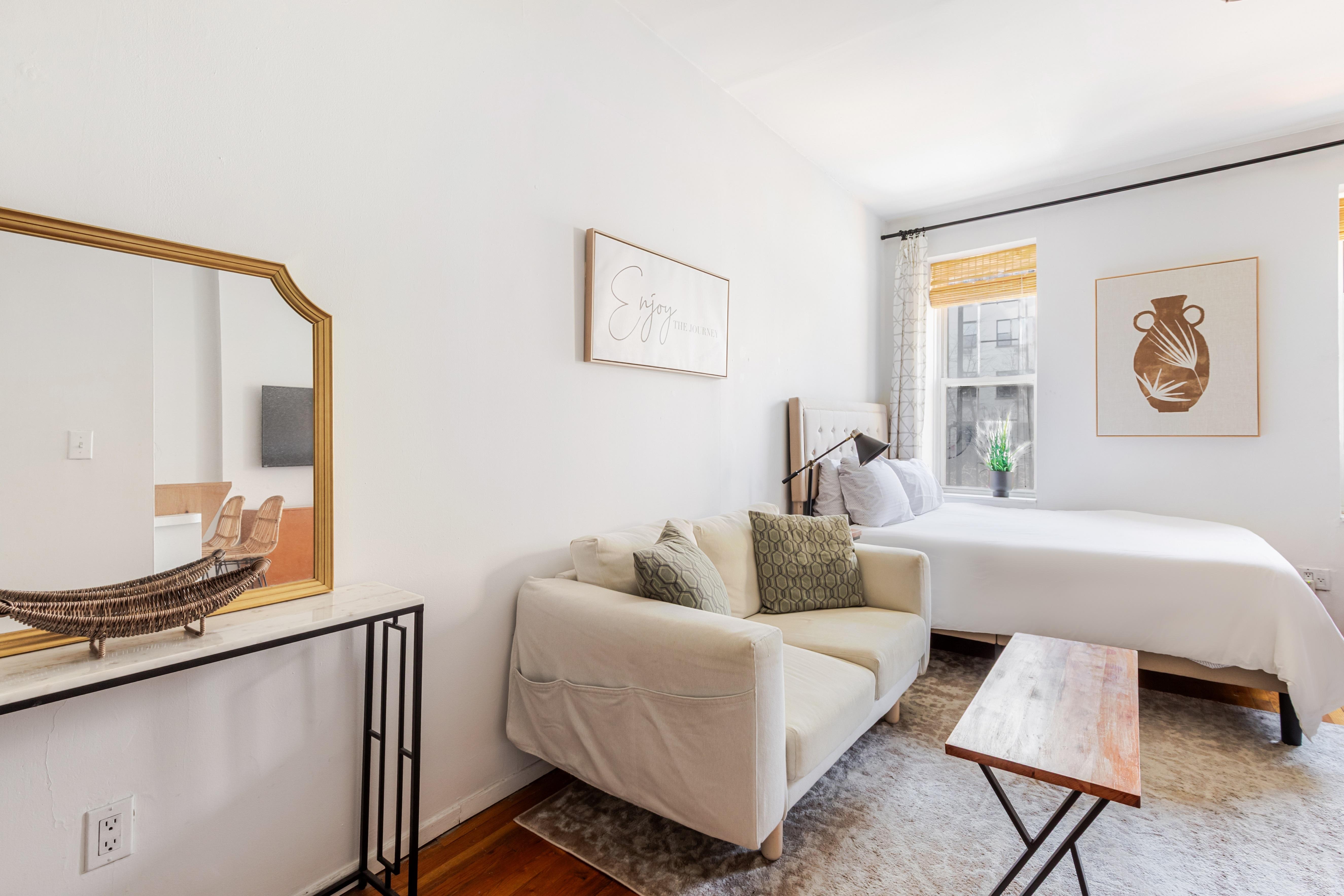 W WASHINGTON PLACE, GREENWICH VILLAGE - BEAUTIFULLY CURATED STUDIO