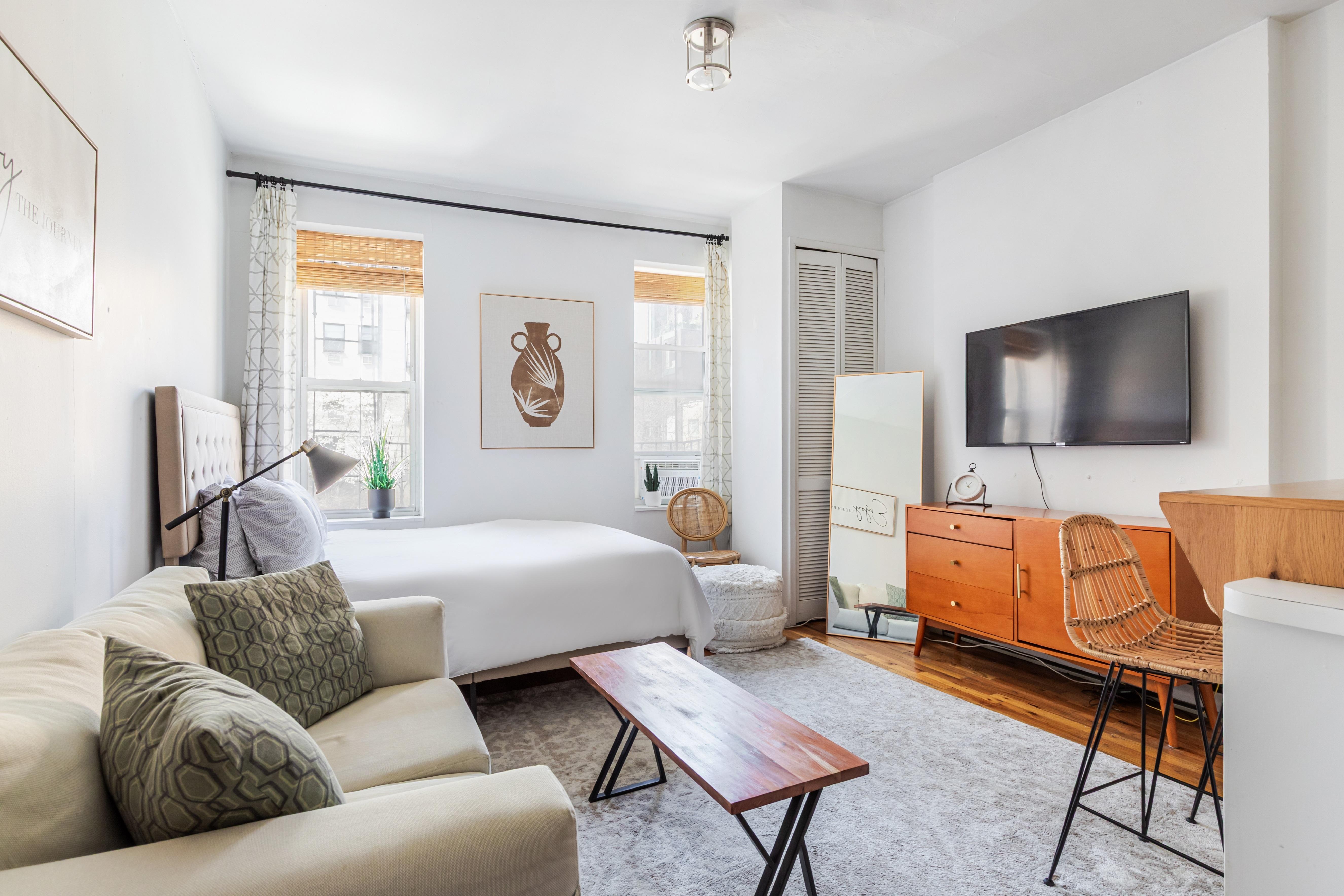W WASHINGTON PLACE, GREENWICH VILLAGE - BEAUTIFULLY CURATED STUDIO