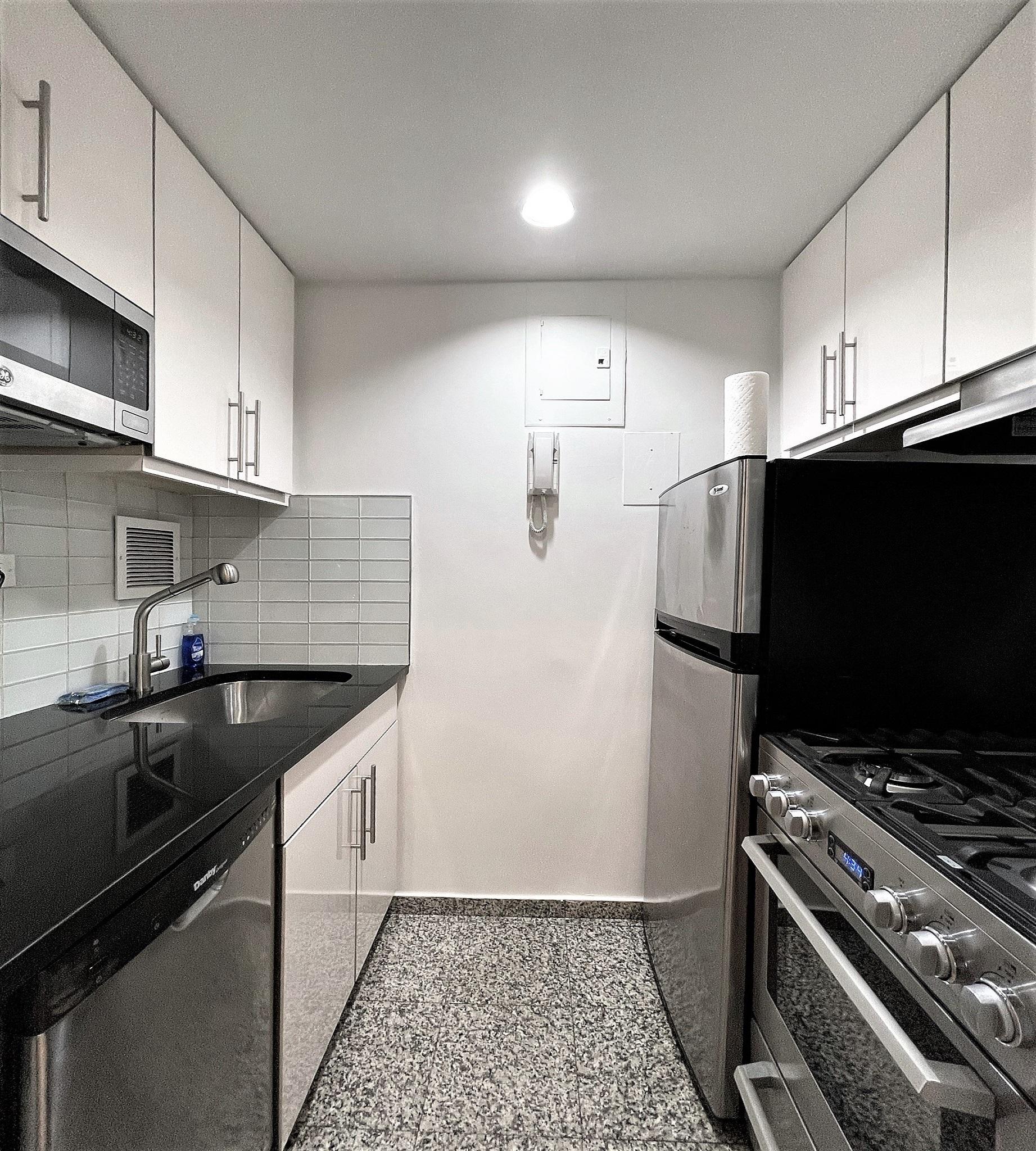 W 58TH STREET, MIDTOWN - COZY STUDIO AVAILABLE