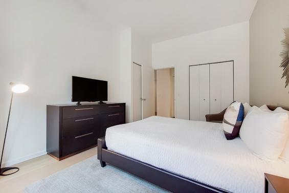 STYLISH ONE-BED IN HUDSON YARDS