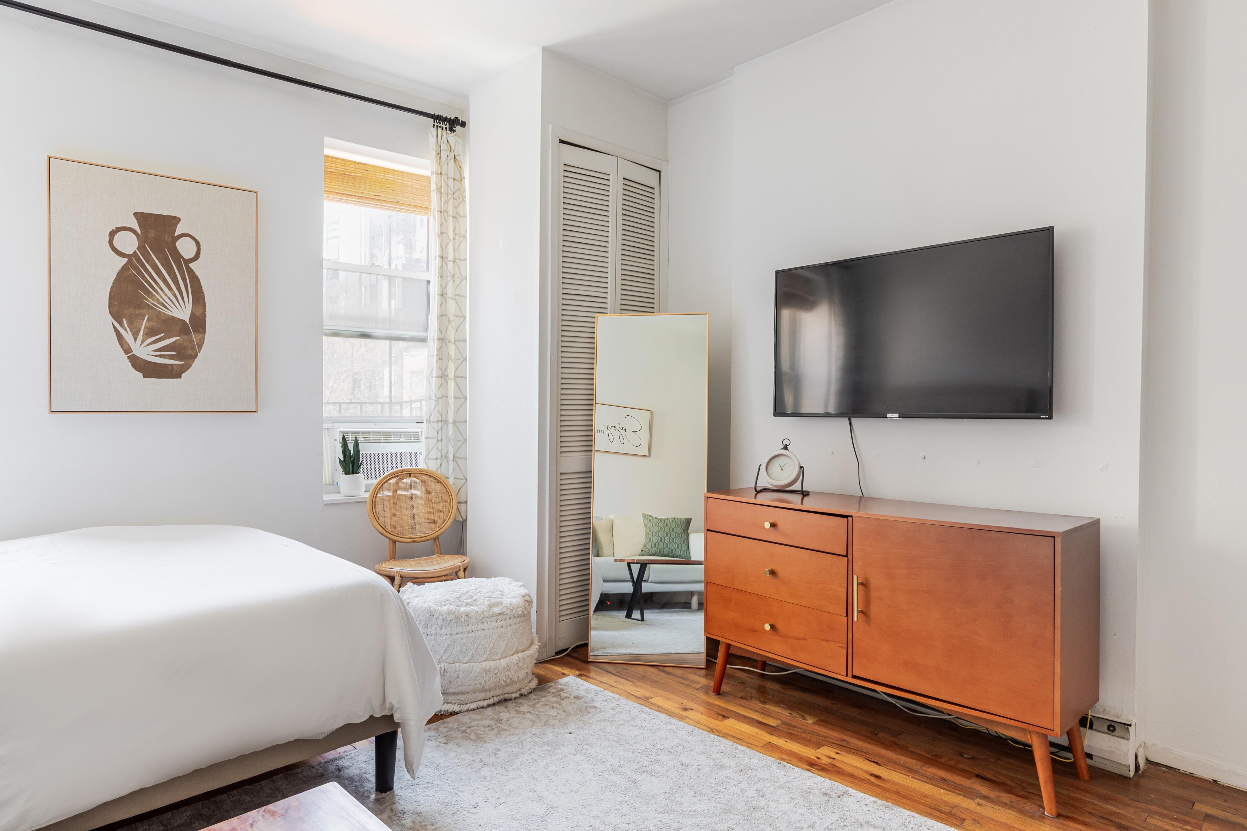 W WASHINGTON PLACE, GREENWICH VILLAGE - BEAUTIFULLY CURATED STUDIO