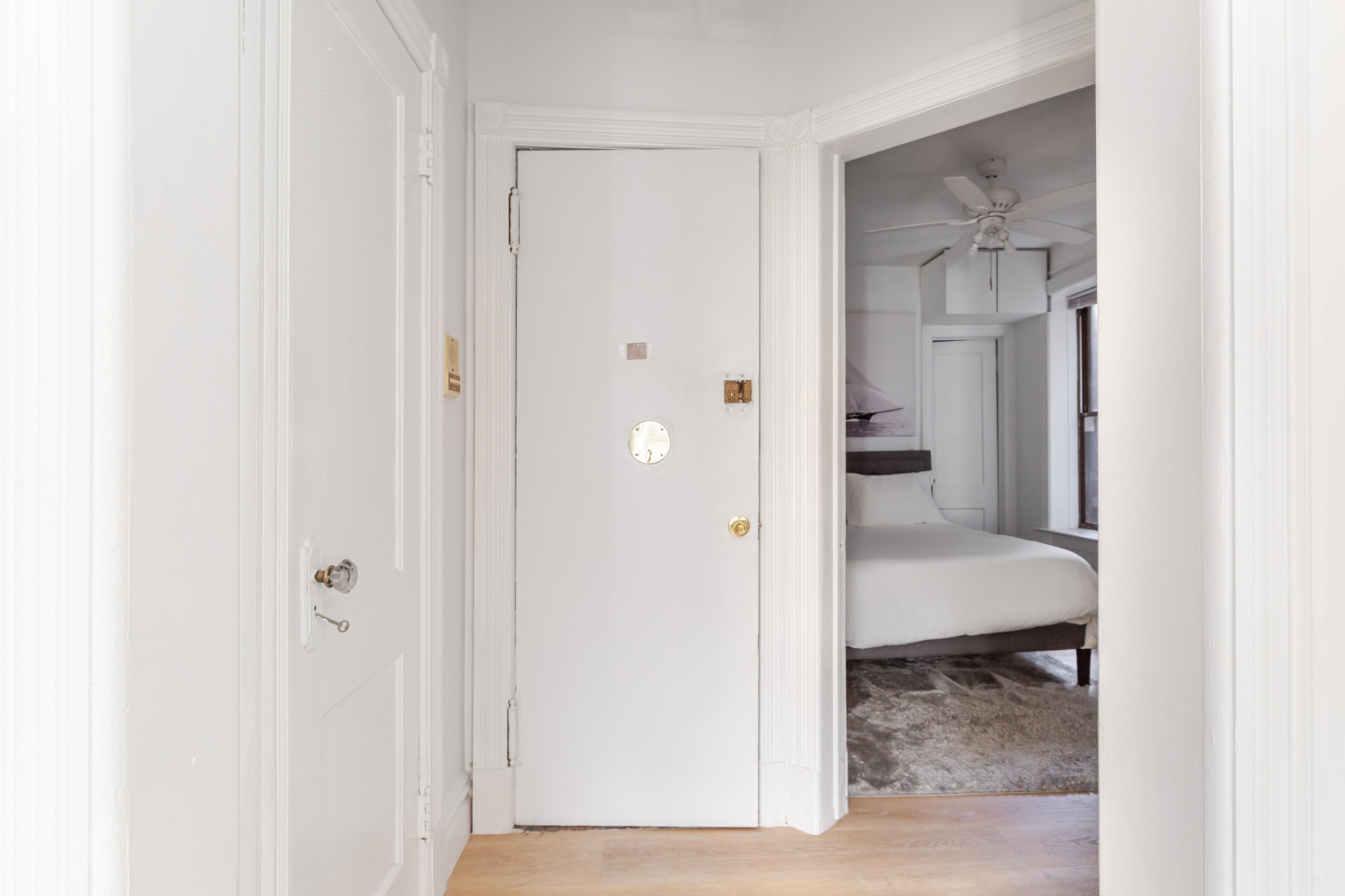 WAVERLY STREET, WEST VILLAGE - POLISHED ONE-BEDROOM
