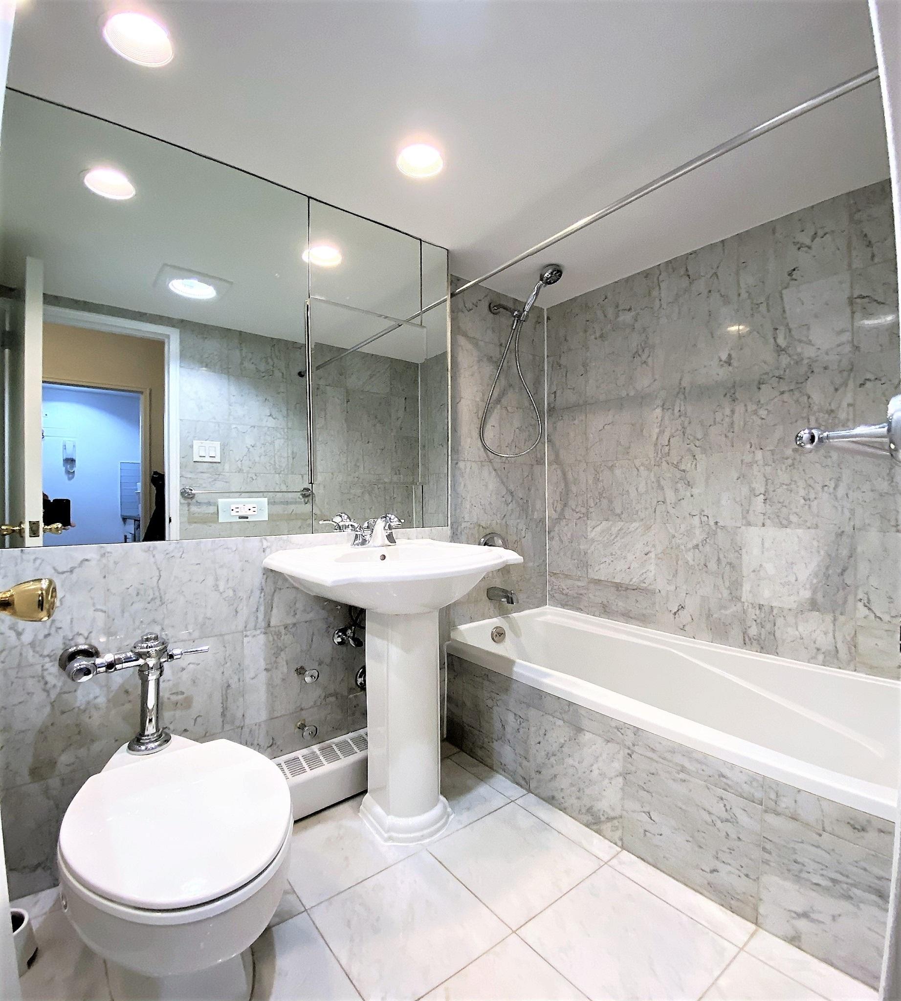W 58TH STREET, MIDTOWN - COZY STUDIO AVAILABLE