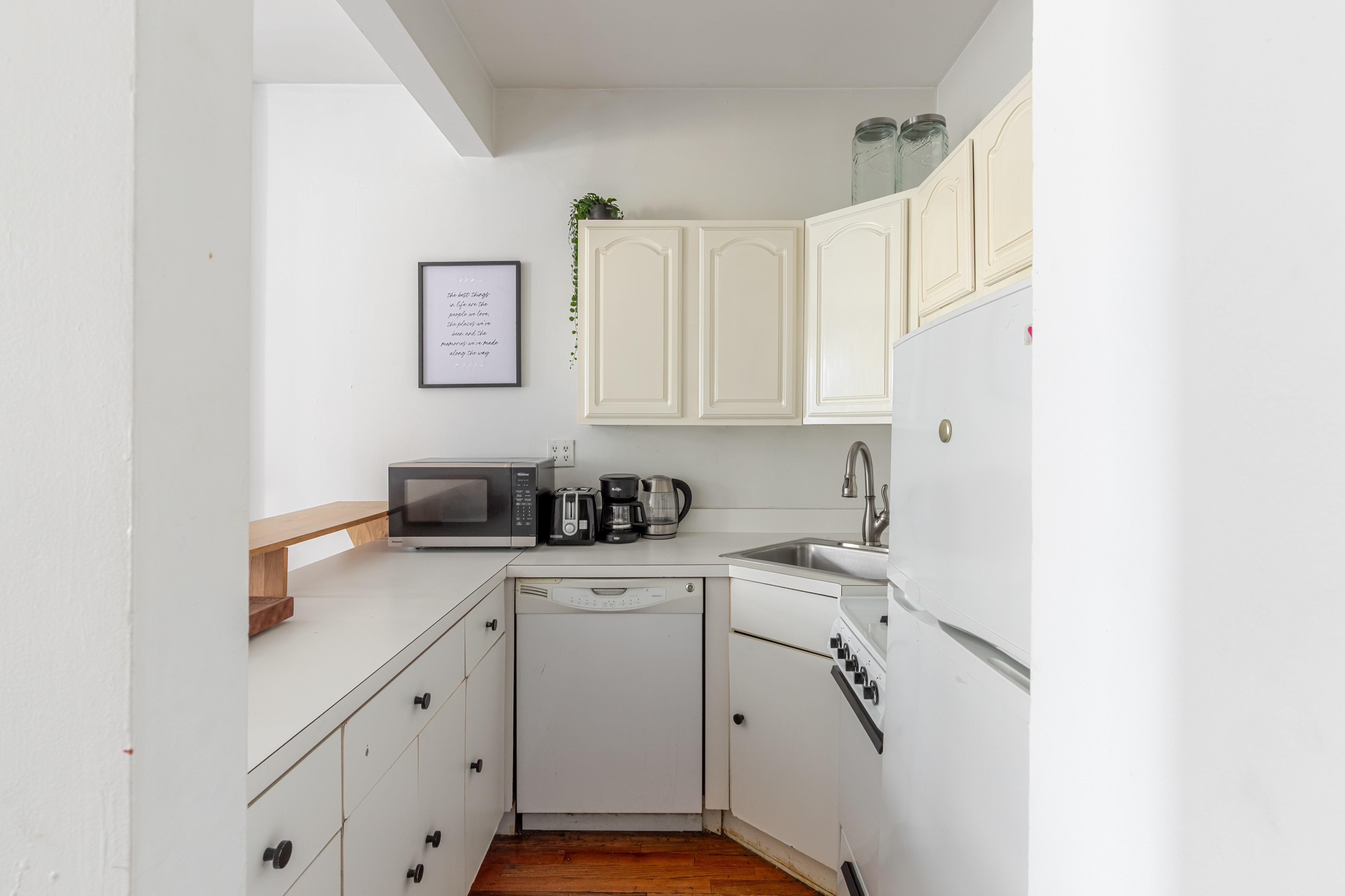 W WASHINGTON PLACE, GREENWICH VILLAGE - BEAUTIFULLY CURATED STUDIO