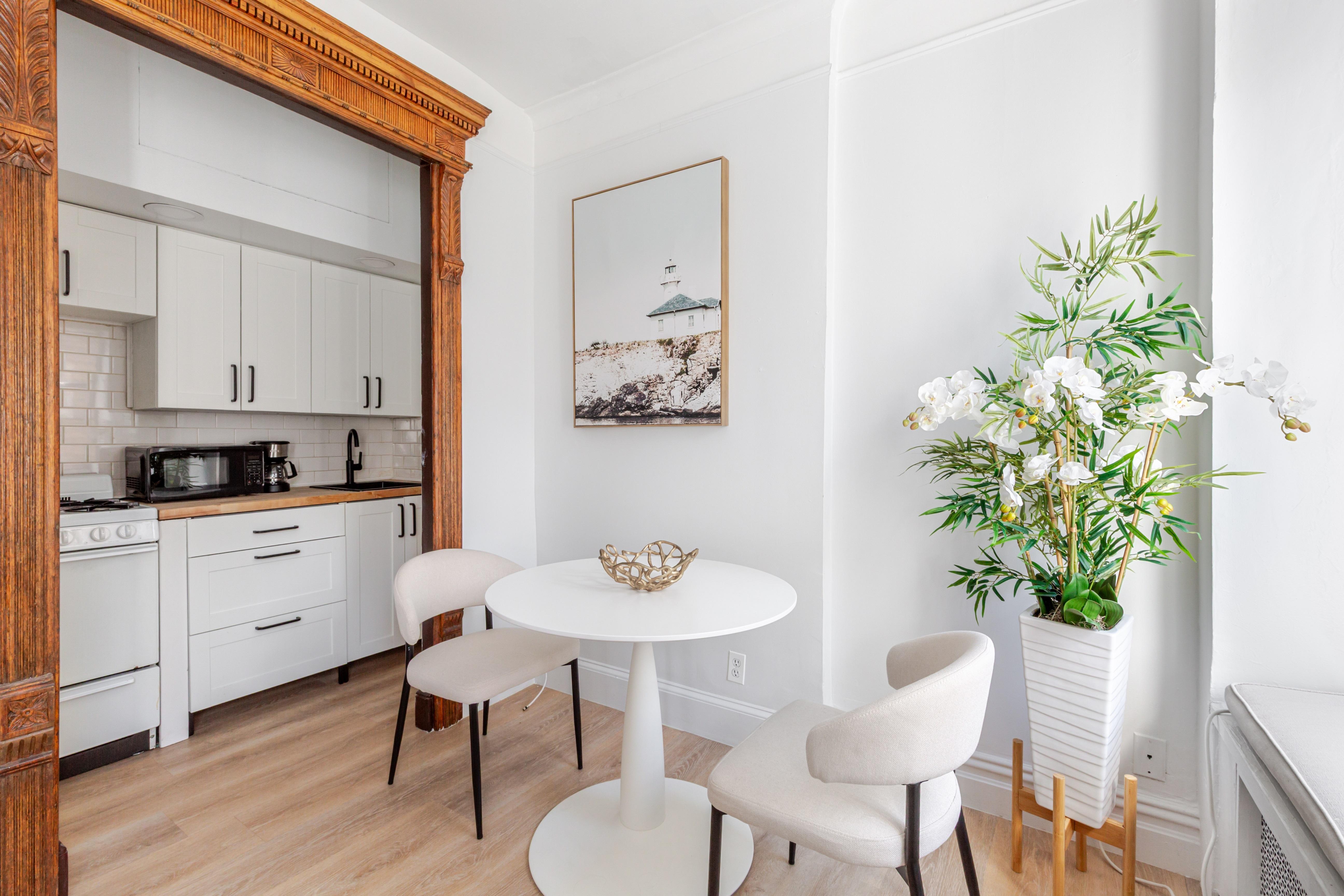 WAVERLY STREET, WEST VILLAGE - POLISHED ONE-BEDROOM