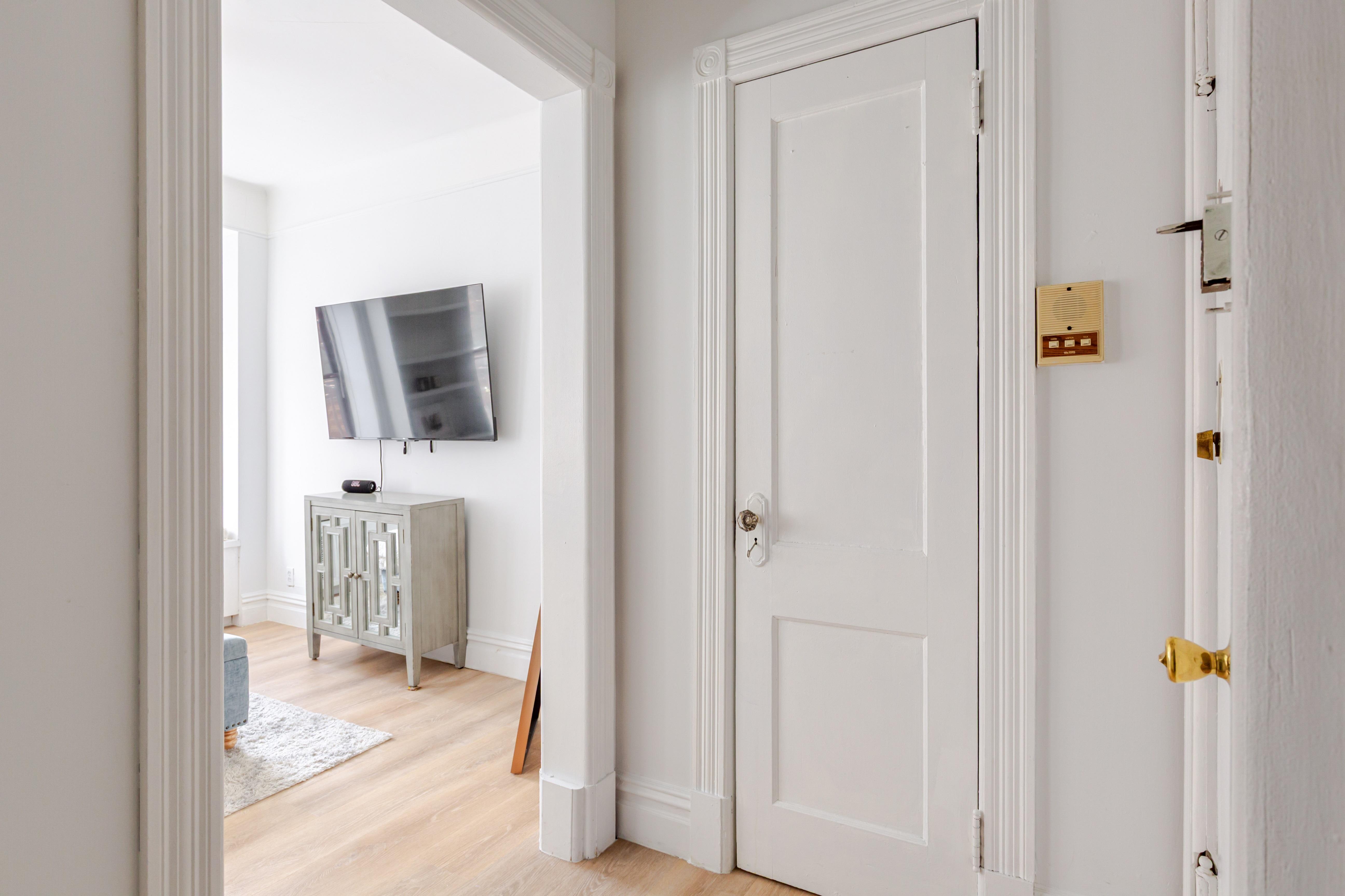 WAVERLY STREET, WEST VILLAGE - POLISHED ONE-BEDROOM