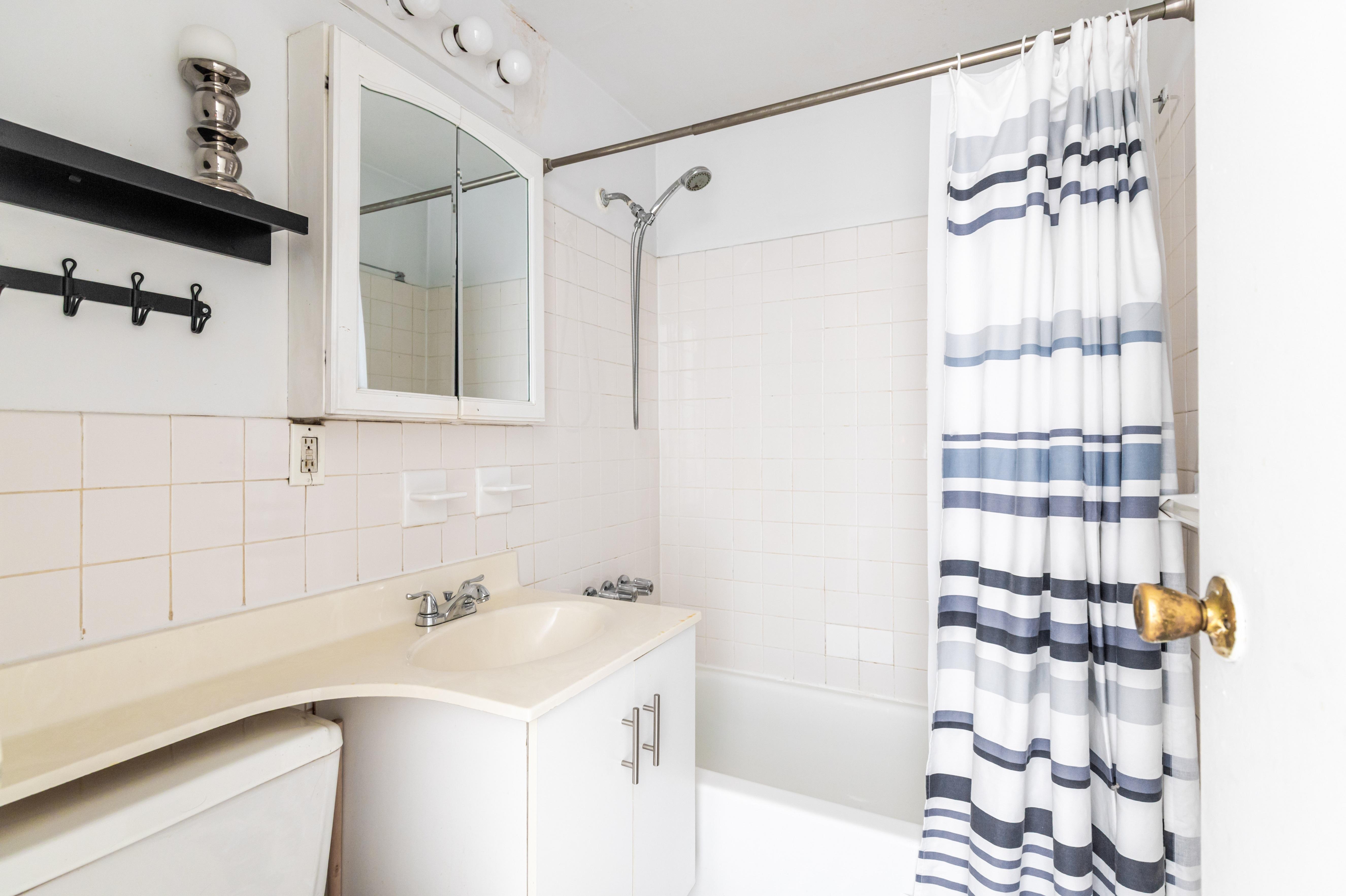 W WASHINGTON PLACE, GREENWICH VILLAGE - BEAUTIFULLY CURATED STUDIO