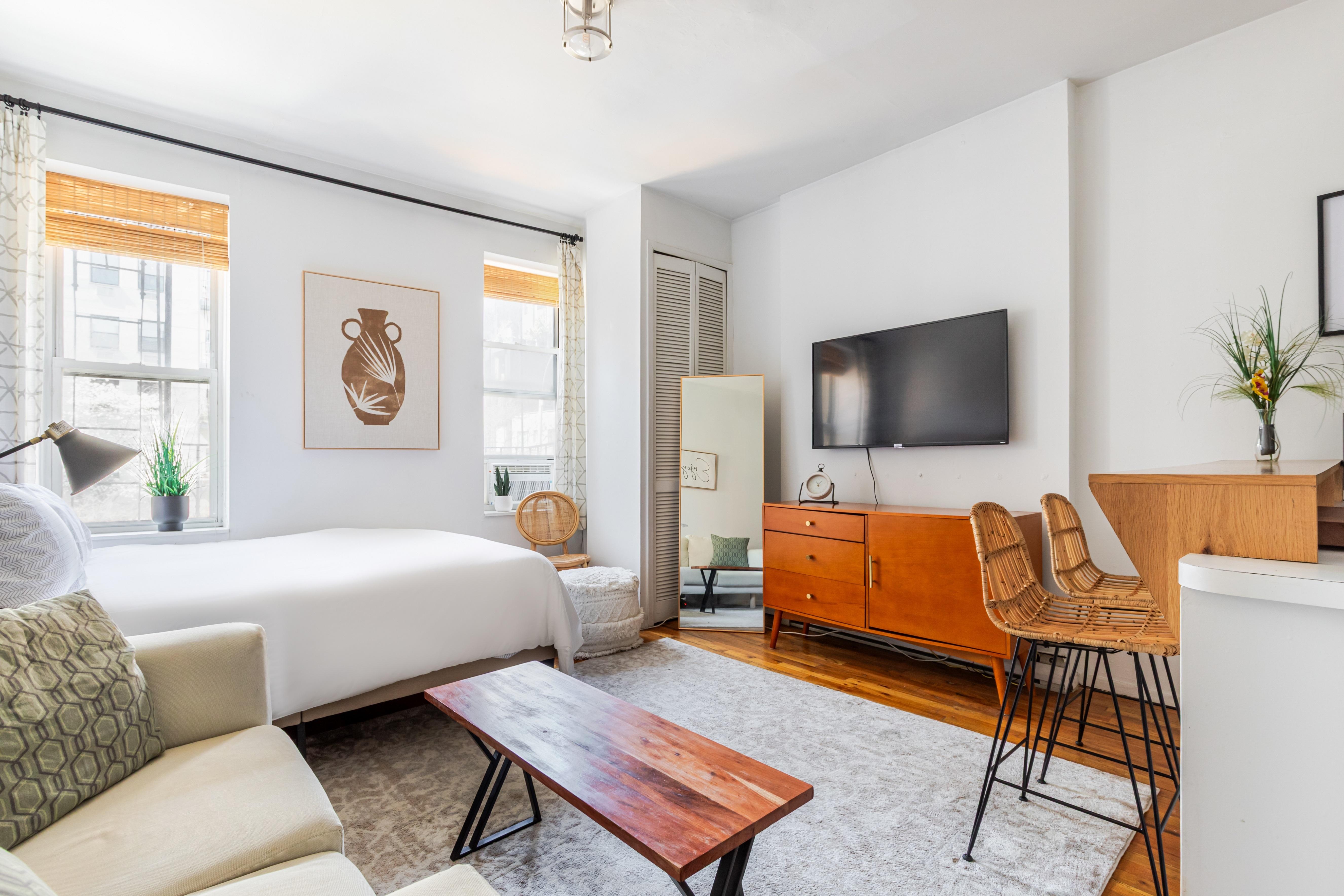 W WASHINGTON PLACE, GREENWICH VILLAGE - BEAUTIFULLY CURATED STUDIO