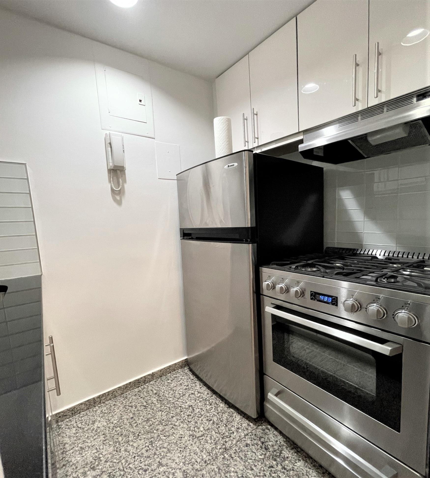 W 58TH STREET, MIDTOWN - COZY STUDIO AVAILABLE